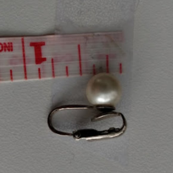 Vintage Richelieu Faux Pearl Clip-On silver-tone earrings - Picture 5 of 5